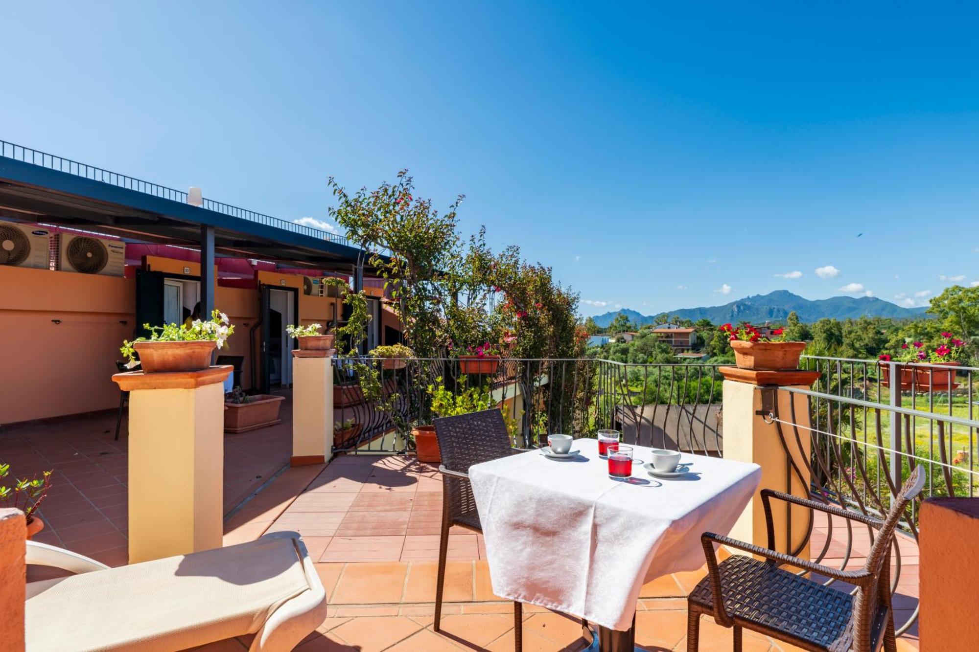 Hotel Domus De Janas Sul Mare 3*