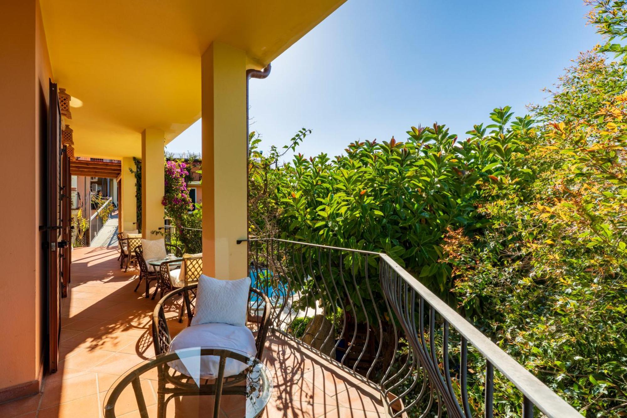 Hotel Domus De Janas Sul Mare 3*